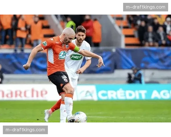 战术复盘：朗斯如何通过高位逼抢限制里昂的中场组织