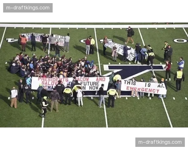 澳式橄榄球联赛(AFL)开幕轮,一场比赛因极端高温天气推迟 澳式橄榄球联赛(AFL)开幕轮,一场比赛因极端高温天气推迟