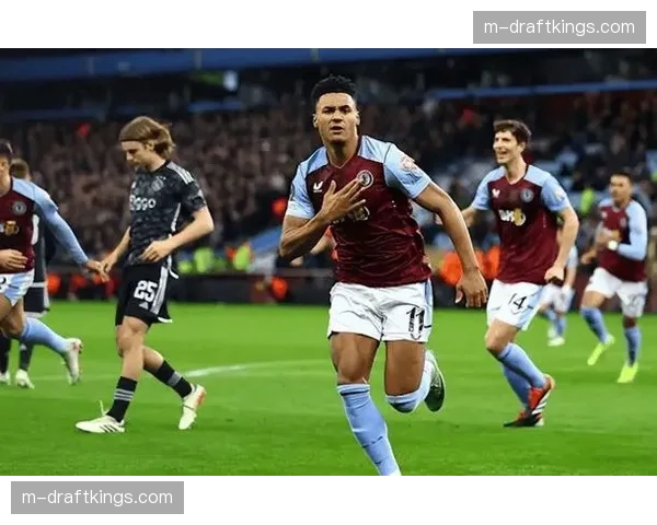 特写:比赛结束后,阿斯顿维拉门将大马丁安慰失误的年轻队友 特写:比赛结束后,阿斯顿维拉门将大马丁安慰失误的年轻队友