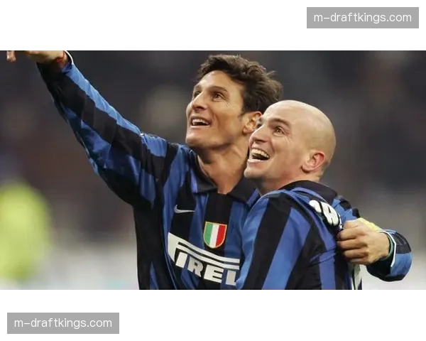 英超球星斯通斯引意甲豪门争夺，尤文、米兰、国米展开谈判